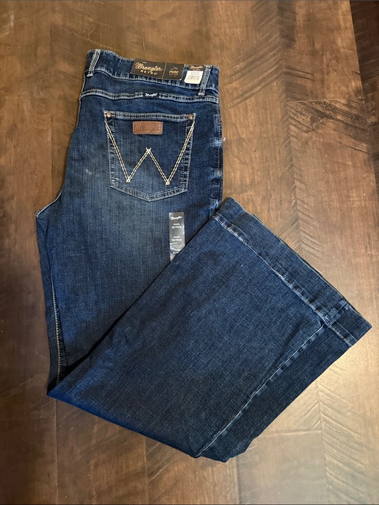 Wrangler Denim - Wrangler Indigo Blue Bootcut Jeans with Contrast Stitching